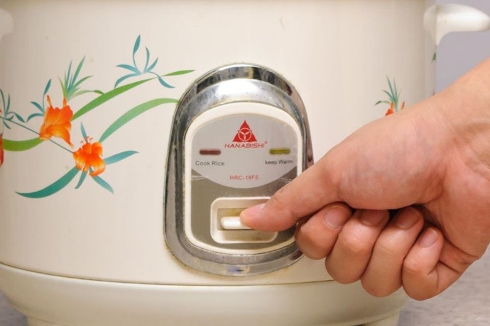 Cách sửa lỗi nồi cơm điện không bật nấc
