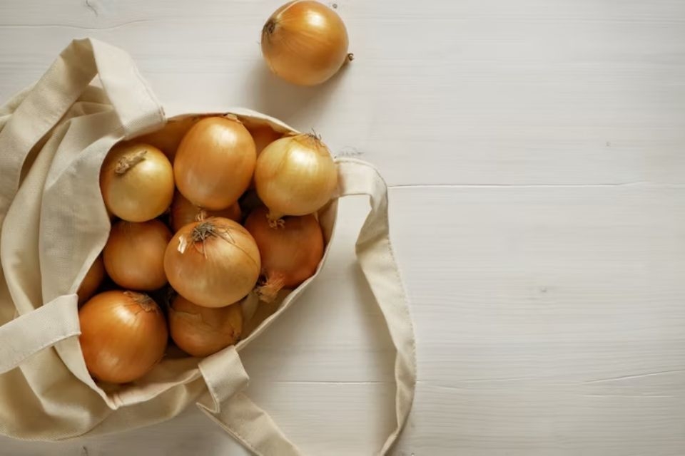 Bảo quản hành tây trong túi vải
