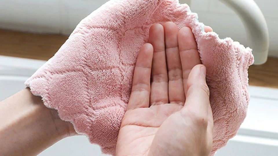 Lau khô tay trước khi dùng máy giặt