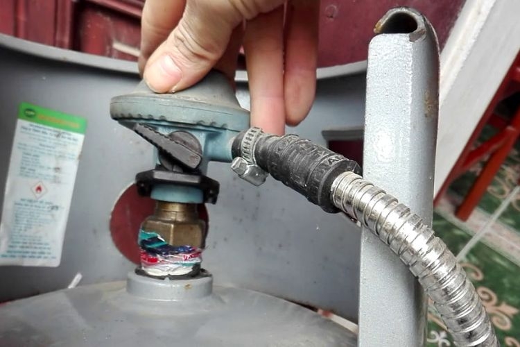 Cách vặn bình gas