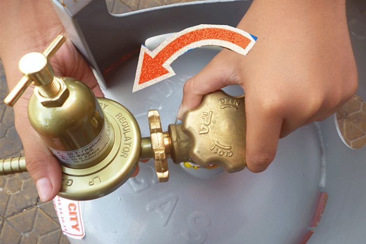 Cách vặn bình gas