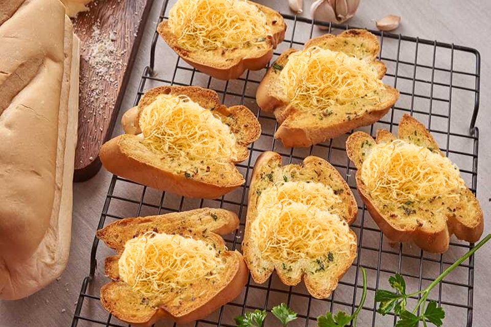 Bánh mì nướng phô mai hun khói
