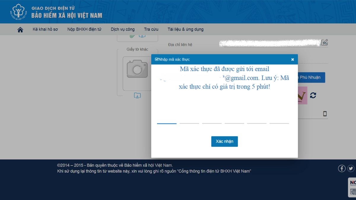 Những phần mềm chiếu màn hình điện thoại lên máy tính Ngoài ứng dụng Connect, bạn cũng có thể sử dụng những phần mềm hỗ trợ dưới đây để thực hiện cách chiếu màn hình điện thoại lên máy tính. Ứng dụng chiếu màn hình ApowerMirror ApowerMirror được đánh giá là ứng dụng hỗ trợ cách chiếu màn hình điện thoại lên máy tính rất hiệu quả, chất lượng hình ảnh cao mà bạn không nên bỏ qua. Ứng dụng này cũng hỗ trợ rất nhiều nền tảng khác nhau nên dù dùng điện thoại, máy tính gì cũng có thể sử dụng được.  Ưu điểm: Sử dụng đơn giản với giao diện dễ hiểu, thân thiện với người dùng. Một trong những ứng dụng quay màn hình chất lượng nhất. Hỗ trợ điều khiển điện thoại bằng cả chuột và bàn phím. Có hỗ trợ tốt cáp USB và kết nối qua mạng Wifi. Nhược điểm: Người dùng cần đăng ký gói VIP để sử dụng mọi tính năng. Ứng dụng Vysor Cách chiếu màn hình điện thoại lên máy tính bằng Vysor rất đơn giản, dễ thao tác và cũng an toàn với dữ liệu, thông tin của người dùng. Hiện phần mềm này hỗ trợ cho cả PC, laptop và điện thoại, rất tiện dụng phải không nào.  Ưu điểm: Thao tác nhanh chóng, dễ sử dụng. Có thể điều khiển ở cả hai thiết bị sau khi kết nối. Nhược điểm: Với bản miễn phí, người dùng sẽ cần kết nối cáp USB để truyền tải nhưng đổi lại là khả năng kết nối ổn định hơn. Phần mềm TeamViewer TeamViewer vốn được biết đến là phần mềm hỗ trợ chiếu màn hình điện thoại lên máy tính không tốn phí và rất phổ biến hiện nay. Ngoài tính năng chia sẻ màn hình, TeamViewer còn hỗ trợ người dùng điều khiển thiết bị từ xa một cách linh hoạt, dễ dàng.  Ưu điểm: Ứng dụng hoạt động tốt trên nhiều nền tảng và không mất phí. Có thể điều khiển từ xa với đường truyền ổn định. Hỗ trợ nhiều tính năng tiện lợi. Nhược điểm: Có tính phí với khách hàng là doanh nghiệp. Tạm kết Trên đây là một số cách chiếu màn hình điện thoại lên máy tính có sử dụng phần mềm bên thứ ba và sử dụng cáp kết nối, mong rằng đã giúp ích cho bạn. Hiện các dòng máy tính bàn, laptop tại FPT Shop đang áp dụng nhiều chương trình khuyến mãi với mức giá hấp dẫn, thích hợp cho cả học sinh, sinh viên, nhân viên văn phòng,… Nếu đang tìm kiếm một chiếc máy tính đầy đủ tính năng, thiết kế sang trọng, đẹp mắt,… với giá thành cạnh tranh, hãy ghé FPT Shop gần nhất để tham khảo mẫu mã, bạn nhé. 10
