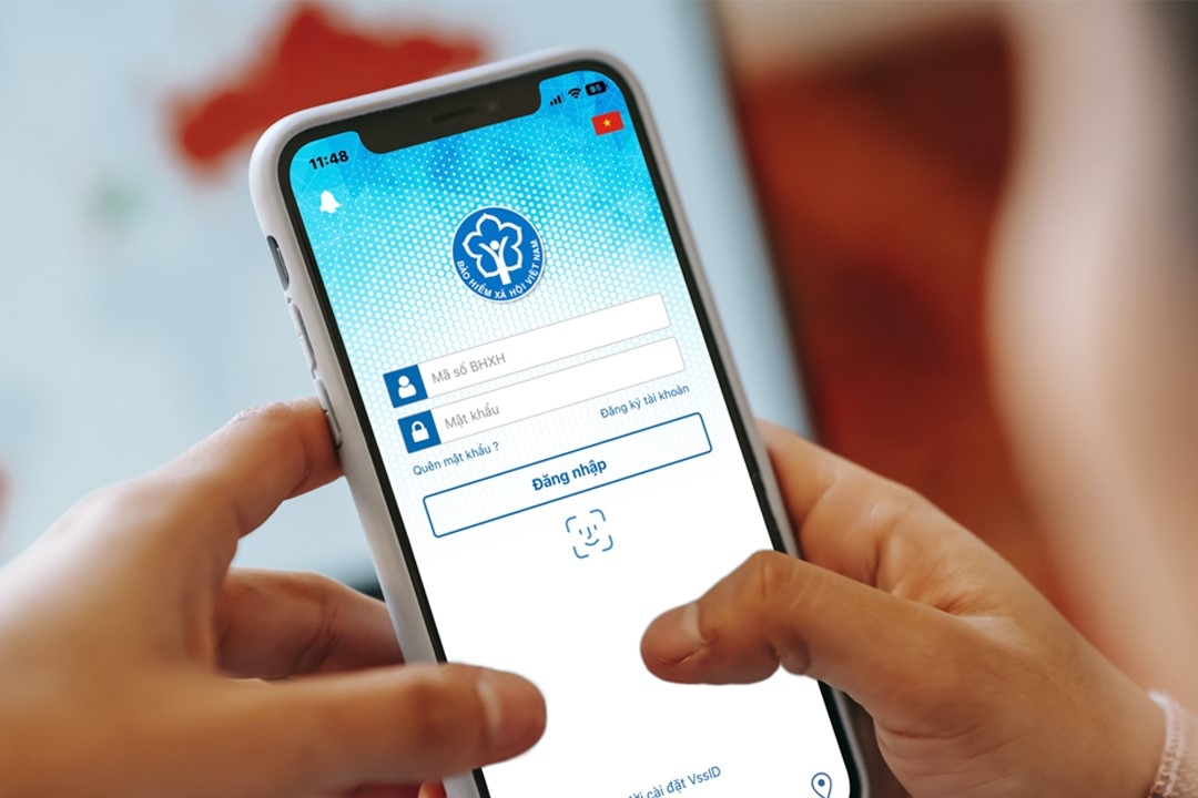 Những phần mềm chiếu màn hình điện thoại lên máy tính Ngoài ứng dụng Connect, bạn cũng có thể sử dụng những phần mềm hỗ trợ dưới đây để thực hiện cách chiếu màn hình điện thoại lên máy tính. Ứng dụng chiếu màn hình ApowerMirror ApowerMirror được đánh giá là ứng dụng hỗ trợ cách chiếu màn hình điện thoại lên máy tính rất hiệu quả, chất lượng hình ảnh cao mà bạn không nên bỏ qua. Ứng dụng này cũng hỗ trợ rất nhiều nền tảng khác nhau nên dù dùng điện thoại, máy tính gì cũng có thể sử dụng được.  Ưu điểm: Sử dụng đơn giản với giao diện dễ hiểu, thân thiện với người dùng. Một trong những ứng dụng quay màn hình chất lượng nhất. Hỗ trợ điều khiển điện thoại bằng cả chuột và bàn phím. Có hỗ trợ tốt cáp USB và kết nối qua mạng Wifi. Nhược điểm: Người dùng cần đăng ký gói VIP để sử dụng mọi tính năng. Ứng dụng Vysor Cách chiếu màn hình điện thoại lên máy tính bằng Vysor rất đơn giản, dễ thao tác và cũng an toàn với dữ liệu, thông tin của người dùng. Hiện phần mềm này hỗ trợ cho cả PC, laptop và điện thoại, rất tiện dụng phải không nào.  Ưu điểm: Thao tác nhanh chóng, dễ sử dụng. Có thể điều khiển ở cả hai thiết bị sau khi kết nối. Nhược điểm: Với bản miễn phí, người dùng sẽ cần kết nối cáp USB để truyền tải nhưng đổi lại là khả năng kết nối ổn định hơn. Phần mềm TeamViewer TeamViewer vốn được biết đến là phần mềm hỗ trợ chiếu màn hình điện thoại lên máy tính không tốn phí và rất phổ biến hiện nay. Ngoài tính năng chia sẻ màn hình, TeamViewer còn hỗ trợ người dùng điều khiển thiết bị từ xa một cách linh hoạt, dễ dàng.  Ưu điểm: Ứng dụng hoạt động tốt trên nhiều nền tảng và không mất phí. Có thể điều khiển từ xa với đường truyền ổn định. Hỗ trợ nhiều tính năng tiện lợi. Nhược điểm: Có tính phí với khách hàng là doanh nghiệp. Tạm kết Trên đây là một số cách chiếu màn hình điện thoại lên máy tính có sử dụng phần mềm bên thứ ba và sử dụng cáp kết nối, mong rằng đã giúp ích cho bạn. Hiện các dòng máy tính bàn, laptop tại FPT Shop đang áp dụng nhiều chương trình khuyến mãi với mức giá hấp dẫn, thích hợp cho cả học sinh, sinh viên, nhân viên văn phòng,… Nếu đang tìm kiếm một chiếc máy tính đầy đủ tính năng, thiết kế sang trọng, đẹp mắt,… với giá thành cạnh tranh, hãy ghé FPT Shop gần nhất để tham khảo mẫu mã, bạn nhé. 12