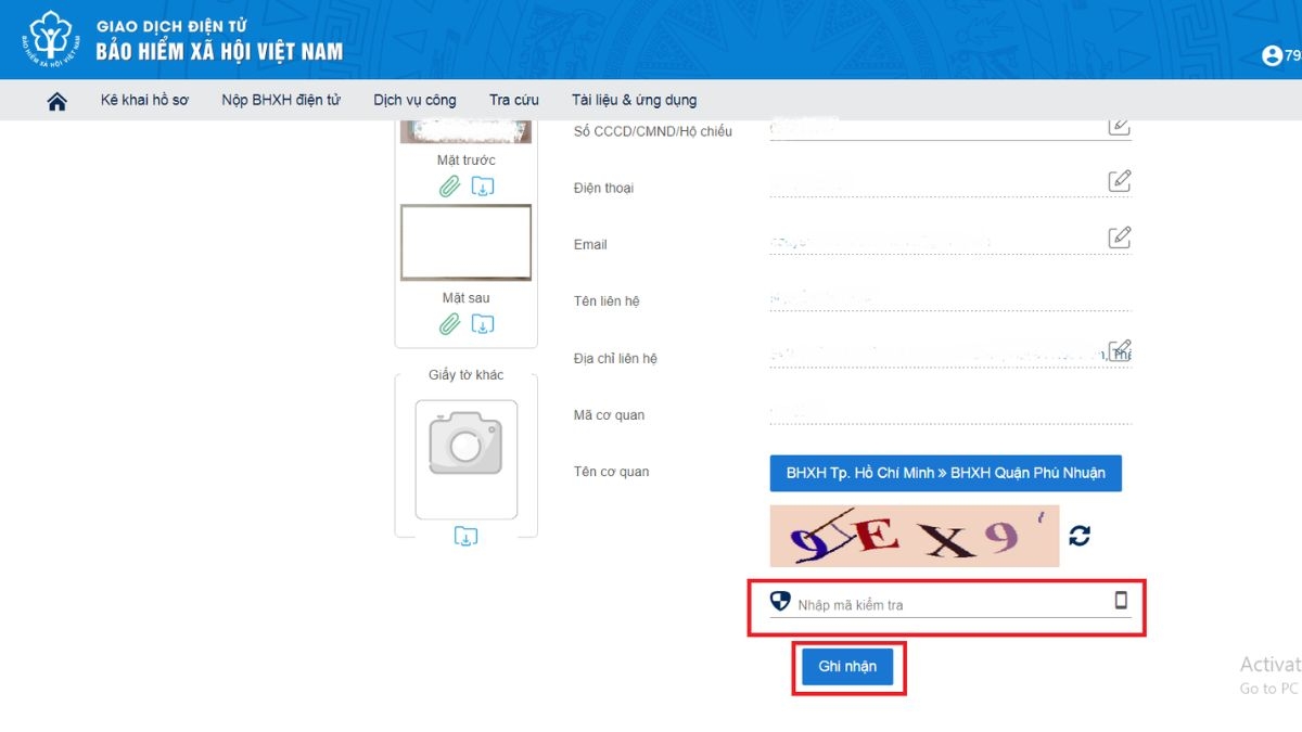Những phần mềm chiếu màn hình điện thoại lên máy tính Ngoài ứng dụng Connect, bạn cũng có thể sử dụng những phần mềm hỗ trợ dưới đây để thực hiện cách chiếu màn hình điện thoại lên máy tính. Ứng dụng chiếu màn hình ApowerMirror ApowerMirror được đánh giá là ứng dụng hỗ trợ cách chiếu màn hình điện thoại lên máy tính rất hiệu quả, chất lượng hình ảnh cao mà bạn không nên bỏ qua. Ứng dụng này cũng hỗ trợ rất nhiều nền tảng khác nhau nên dù dùng điện thoại, máy tính gì cũng có thể sử dụng được.  Ưu điểm: Sử dụng đơn giản với giao diện dễ hiểu, thân thiện với người dùng. Một trong những ứng dụng quay màn hình chất lượng nhất. Hỗ trợ điều khiển điện thoại bằng cả chuột và bàn phím. Có hỗ trợ tốt cáp USB và kết nối qua mạng Wifi. Nhược điểm: Người dùng cần đăng ký gói VIP để sử dụng mọi tính năng. Ứng dụng Vysor Cách chiếu màn hình điện thoại lên máy tính bằng Vysor rất đơn giản, dễ thao tác và cũng an toàn với dữ liệu, thông tin của người dùng. Hiện phần mềm này hỗ trợ cho cả PC, laptop và điện thoại, rất tiện dụng phải không nào.  Ưu điểm: Thao tác nhanh chóng, dễ sử dụng. Có thể điều khiển ở cả hai thiết bị sau khi kết nối. Nhược điểm: Với bản miễn phí, người dùng sẽ cần kết nối cáp USB để truyền tải nhưng đổi lại là khả năng kết nối ổn định hơn. Phần mềm TeamViewer TeamViewer vốn được biết đến là phần mềm hỗ trợ chiếu màn hình điện thoại lên máy tính không tốn phí và rất phổ biến hiện nay. Ngoài tính năng chia sẻ màn hình, TeamViewer còn hỗ trợ người dùng điều khiển thiết bị từ xa một cách linh hoạt, dễ dàng.  Ưu điểm: Ứng dụng hoạt động tốt trên nhiều nền tảng và không mất phí. Có thể điều khiển từ xa với đường truyền ổn định. Hỗ trợ nhiều tính năng tiện lợi. Nhược điểm: Có tính phí với khách hàng là doanh nghiệp. Tạm kết Trên đây là một số cách chiếu màn hình điện thoại lên máy tính có sử dụng phần mềm bên thứ ba và sử dụng cáp kết nối, mong rằng đã giúp ích cho bạn. Hiện các dòng máy tính bàn, laptop tại FPT Shop đang áp dụng nhiều chương trình khuyến mãi với mức giá hấp dẫn, thích hợp cho cả học sinh, sinh viên, nhân viên văn phòng,… Nếu đang tìm kiếm một chiếc máy tính đầy đủ tính năng, thiết kế sang trọng, đẹp mắt,… với giá thành cạnh tranh, hãy ghé FPT Shop gần nhất để tham khảo mẫu mã, bạn nhé. 9