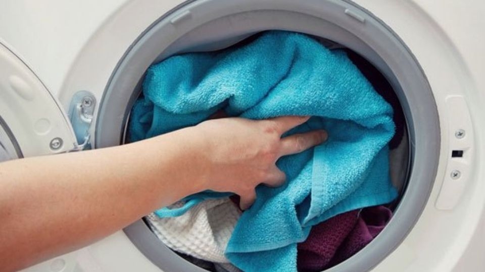 Máy giặt đang vắt lại xả nước là lỗi gì?