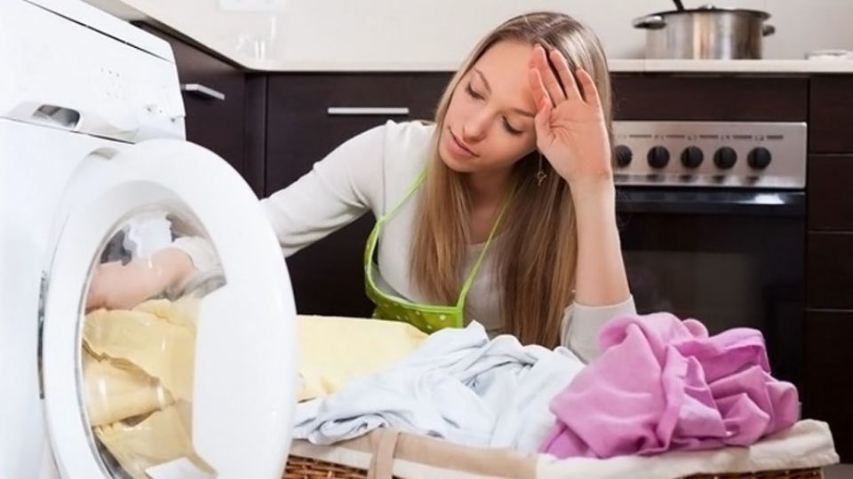 Quần áo bên trong lồng giặt dồn về một góc