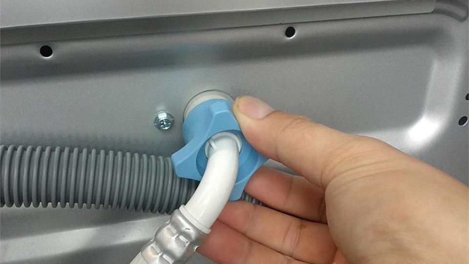 Lắp hệ thống vòi nước và lấy nước thải