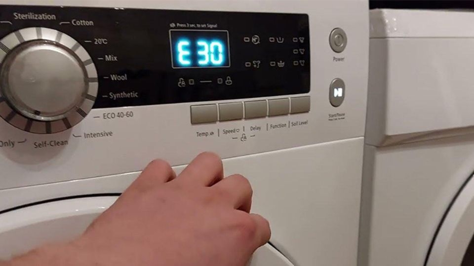 Máy giặt Electrolux báo lỗi E30 là sự cố phổ biến khi sử dụng thiết bị này.