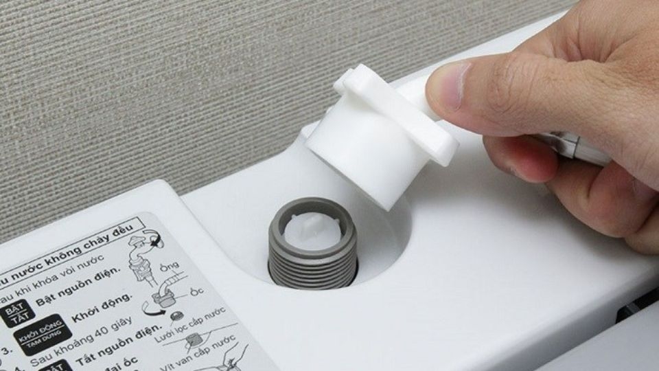 Lỗi E30 máy giặt Electrolux do thiết bị bị rò rỉ nước.