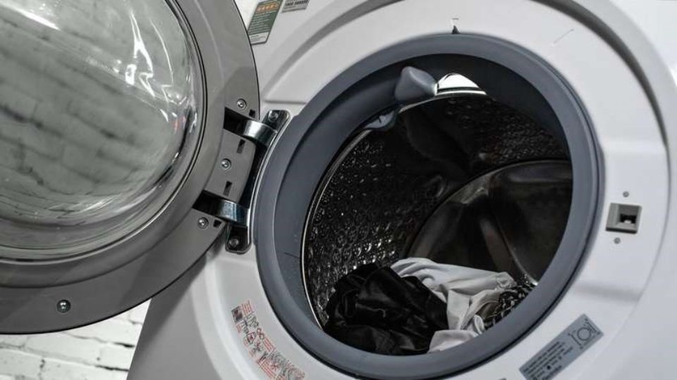 Lỗi E30 máy giặt Electrolux do cảm biến mức nước có vấn đề.