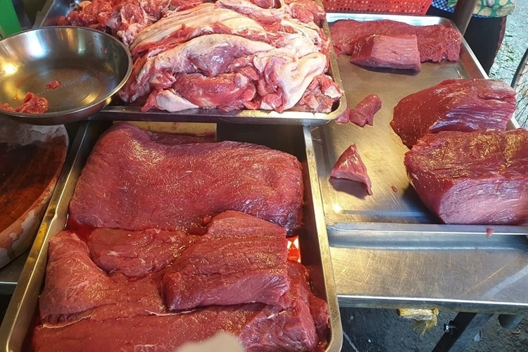 Mách bạn cách phân biệt thịt bò thật giả cực dễ để chị em tránh bị mua nhầm - Hình 3