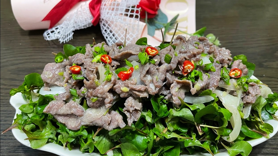 Xà lách xoong Nhật trộn thịt bò.