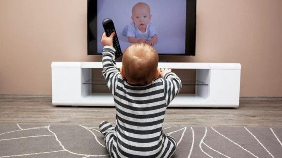 Trẻ 4 tháng tuổi xem tivi có sao không?