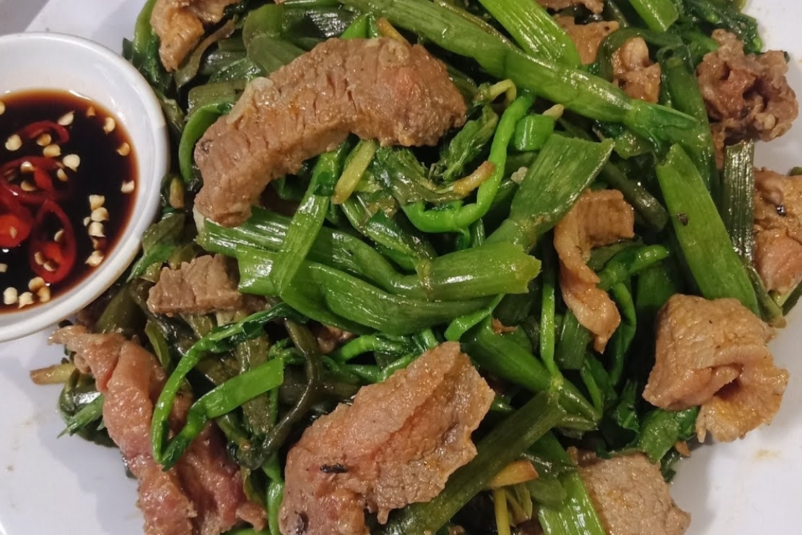 Rau ngổ xào thịt bò
