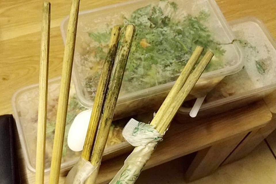 Đũa tre bị mốc bởi nhiều nguyên nhân khác nhau và gây ra những tác động xấu tới sức khỏe người sử dụng.