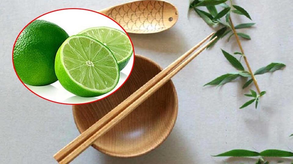 Dùng chanh để xử lý đũa tre bị mốc.
