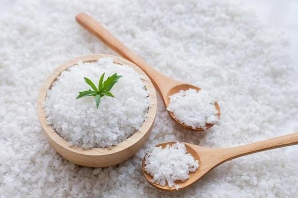 Dùng muối để xử lý đũa tre bị mốc.