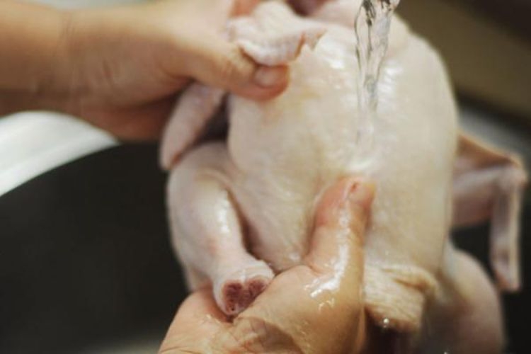 Cách làm gà nướng tiêu nguyên con (hình 2)