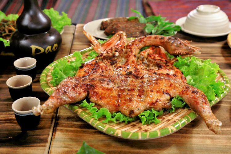 Cách làm gà nướng tiêu nguyên con (hình 5)