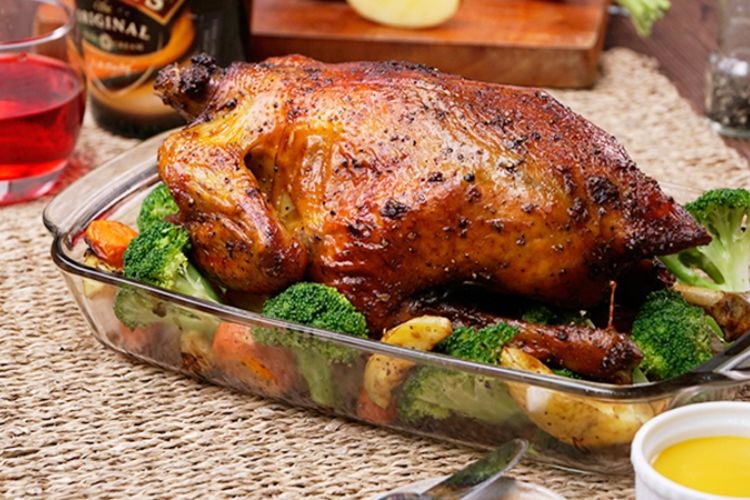 Cách làm gà nướng tiêu nguyên con (hình 1)