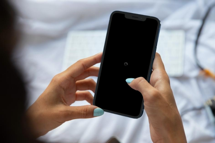 Thay pin iPhone bị sập nguồn sạc không lên ở đâu uy tín?