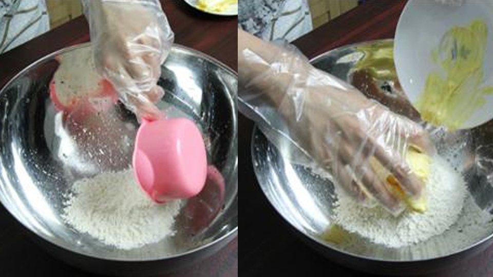 Làm hỗn hợp bột mì và bơ.