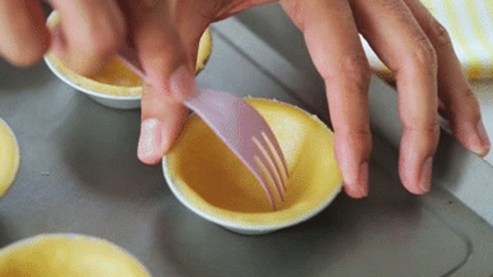 Dán bột bánh vào khuôn bánh tart.