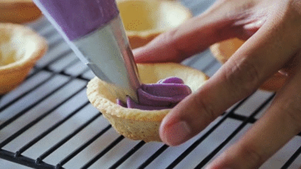 Cho hỗn hợp nhân vào vỏ bánh tart rồi đem bánh đi nướng.