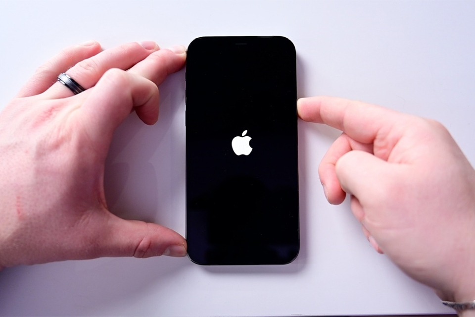 Khởi động lại máy khi iPhone 11 bị đơ màn hình