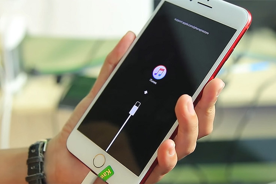 Các bạn sử dụng dây cáp kết nối iPhone với iTunes trên máy tính