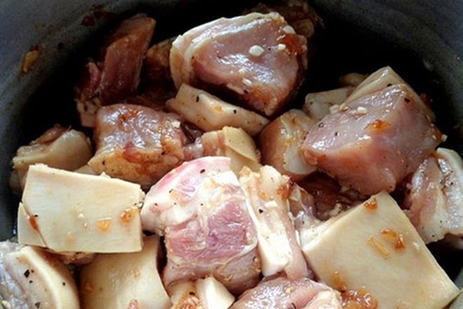 cách làm thịt kho trứng cút nước dừa 6