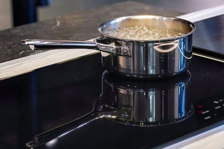 bếp từ sôi không đều 1