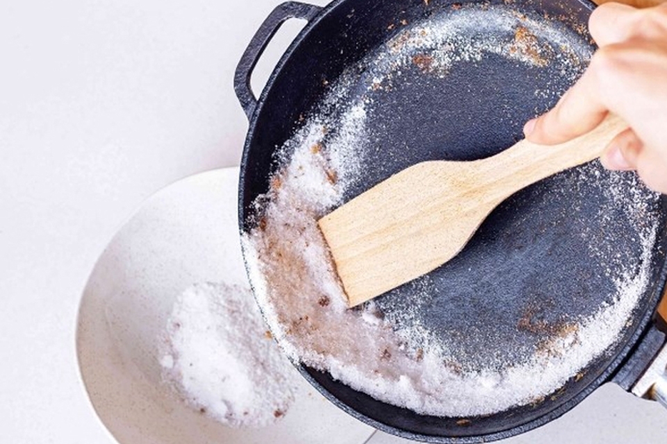 Rang muối bằng chảo chống dính.