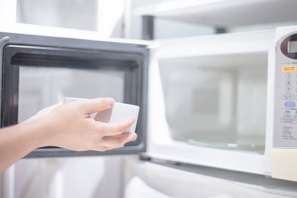 Sấy muối bằng lò vi sóng.