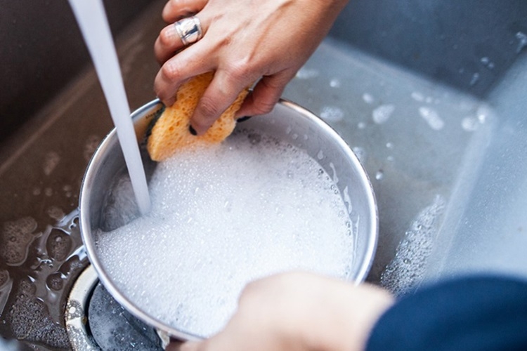 Những sai lầm cần tránh khi sử dụng nồi inox để nồi luôn bền đẹp và sáng bóng - Hình 1