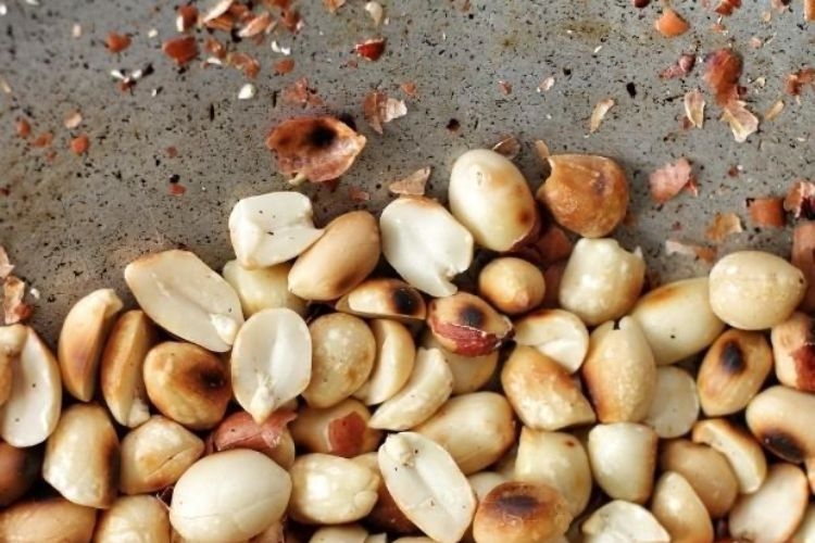 cách lột vỏ đậu phộng rang (hình 2)