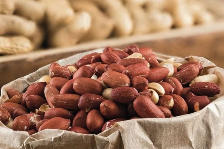 cách lột vỏ đậu phộng rang (hình 4)