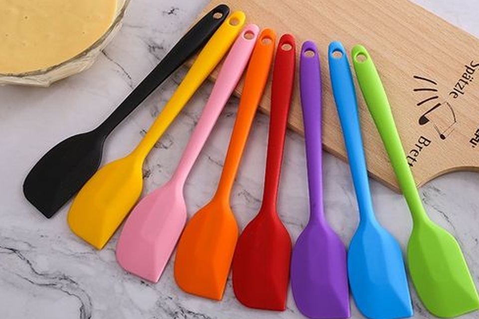 Phới trộn bột (Spatula) là dụng cụ không thể thiếu khi bạn làm kem tươi tại nhà.
