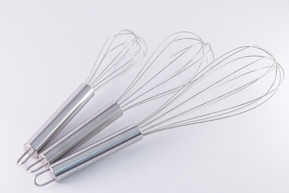 Phới lồng (Whisk) dùng để trộn, đánh tan đều các nguyên liệu làm kem tươi.