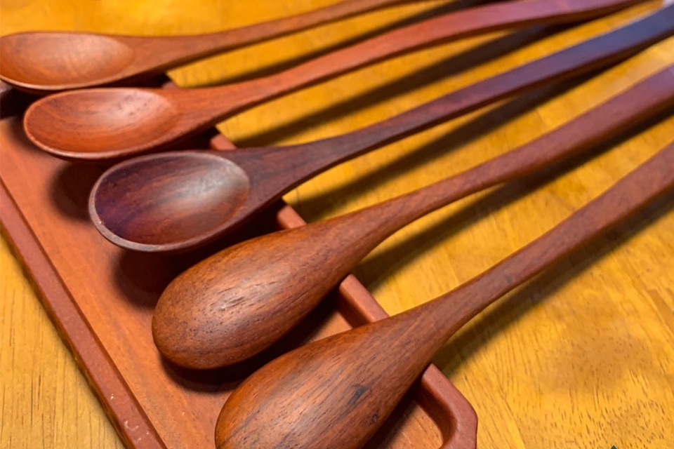 Thìa khuấy được sử dụng trong cách làm kem tươi thường được làm từ gỗ.