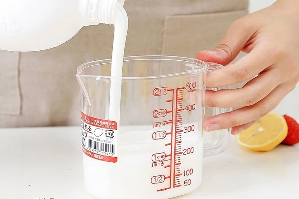 Ca đựng được chia vạch theo ml.