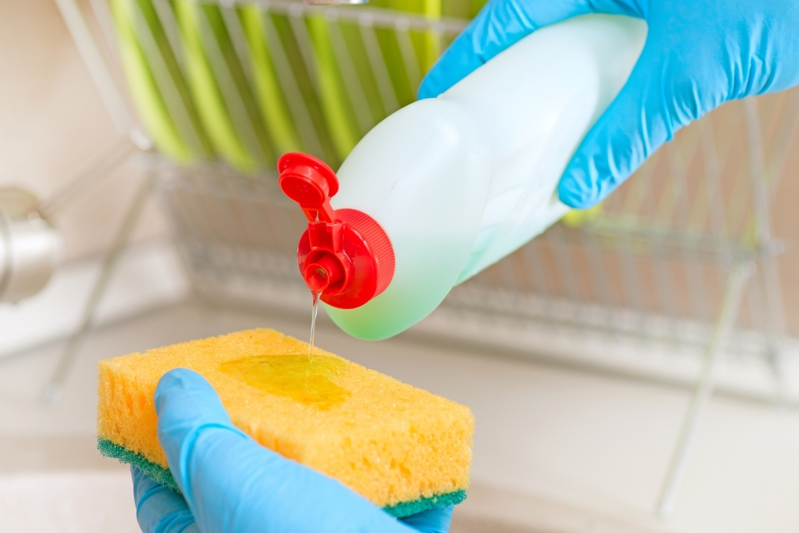 Cách khử mùi hôi trong hộp nhựa bằng sản phẩm tẩy rửa