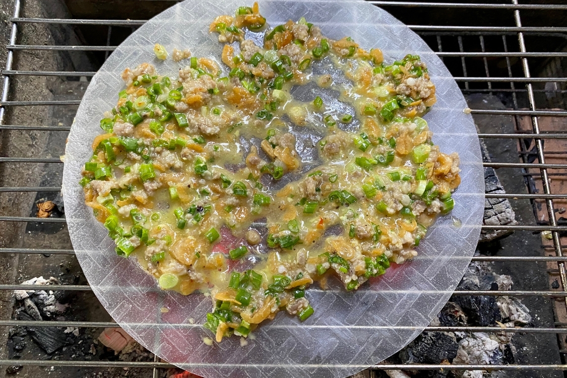 Nướng bánh tráng bằng than hoa