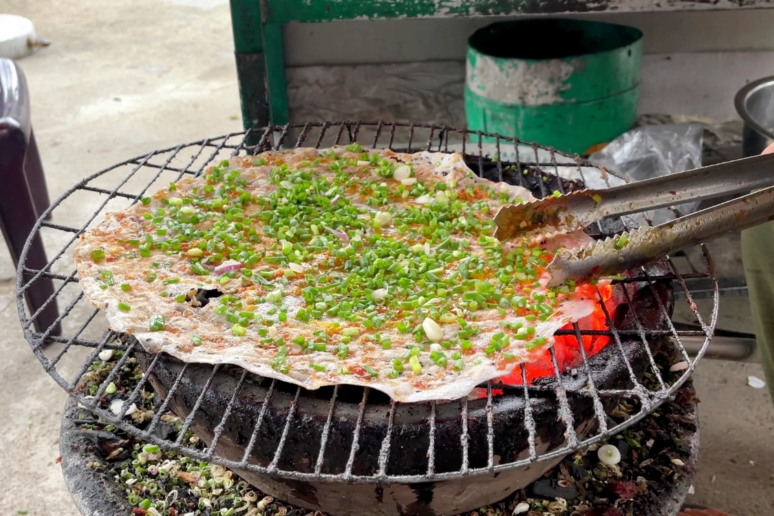 Nướng bánh tráng bằng gì ngon?