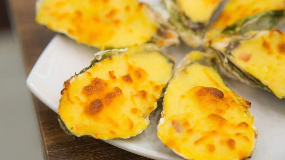 Hàu sữa nướng phô mai thơm ngon, béo ngậy.