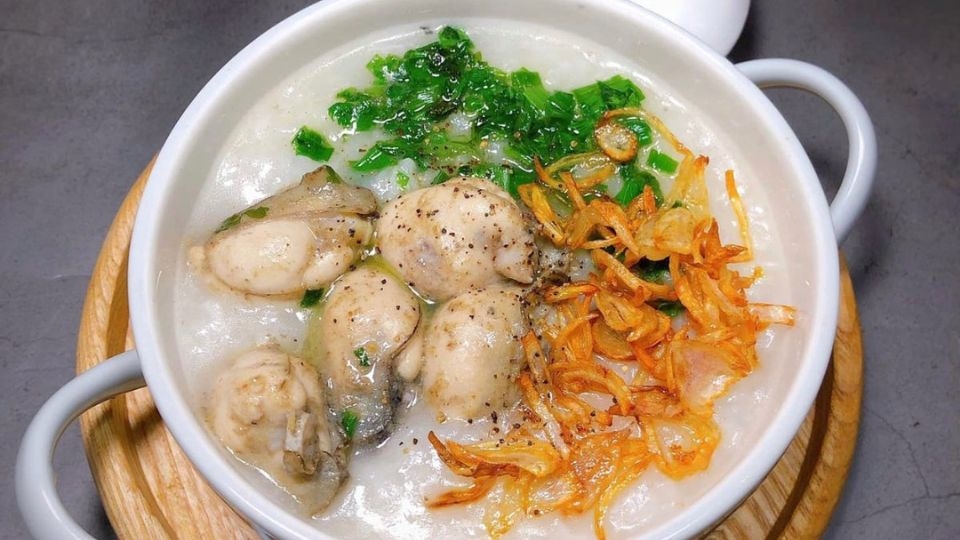 Cháo hạt sen nấu hàu sữa thơm ngon, bổ dưỡng.