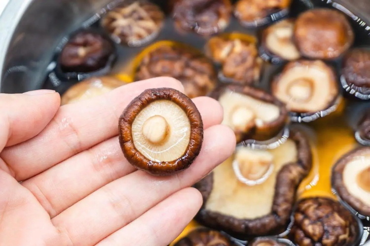 Nấm hương ngâm nước nóng hay lạnh hình 3
