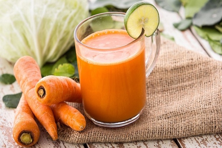 Nên làm nước ép cà rốt bằng máy gì 1