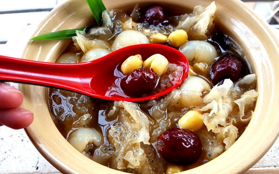 Chè nấm tuyết tráng miệng